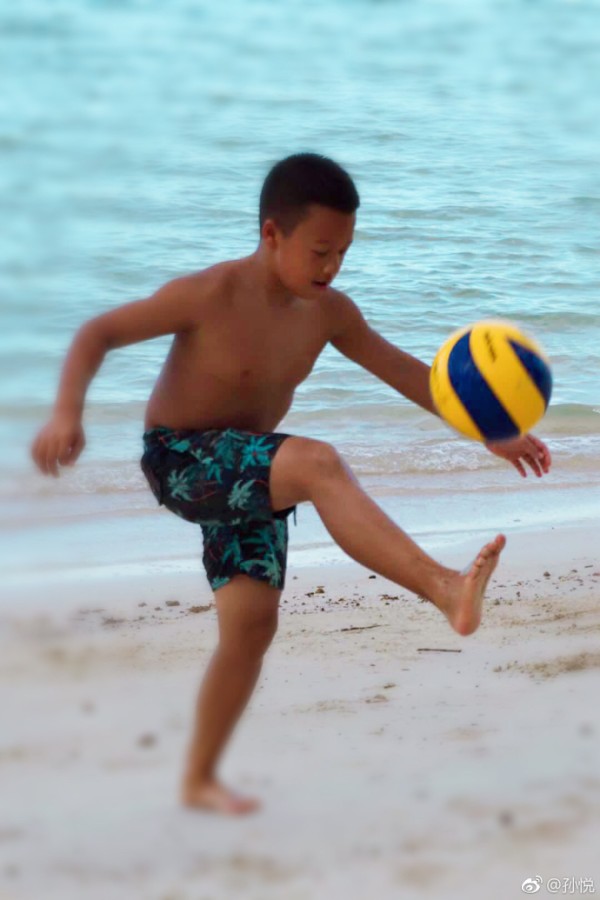 女明星爱足球不比男人弱 有人预判比分有人直接把儿子培养成球员