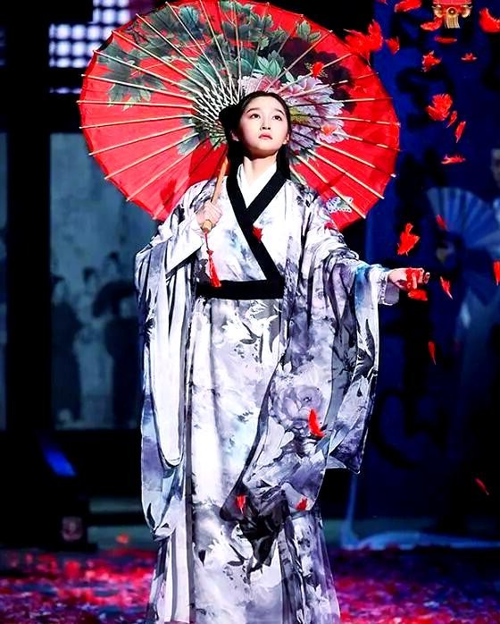 明星友谊揭秘：跨越荧屏的深厚情谊