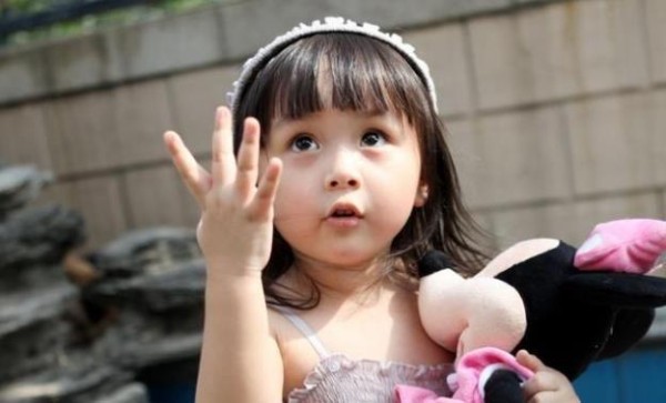 2岁被导演看中年入百万,因长得太美被禁止整容,10岁时已变这样