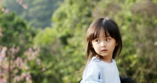 2岁被导演看中年入百万,因长得太美被禁止整容,10岁时已变这样