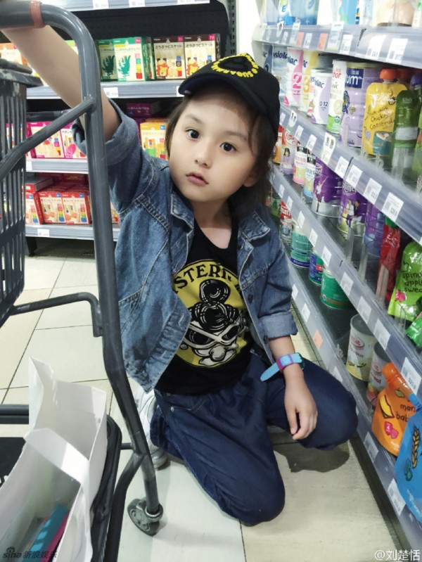 小芈月刘楚恬逛超市 身穿休闲牛仔潮范儿十足