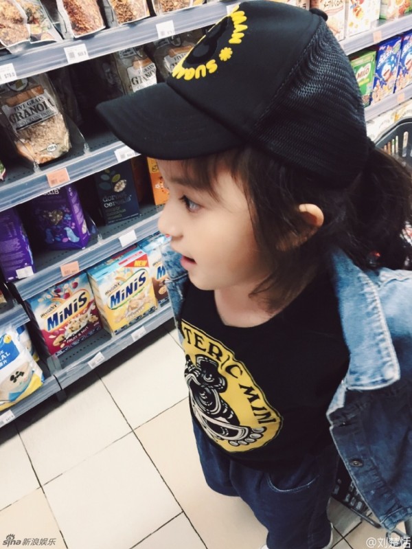 小芈月刘楚恬逛超市 身穿休闲牛仔潮范儿十足