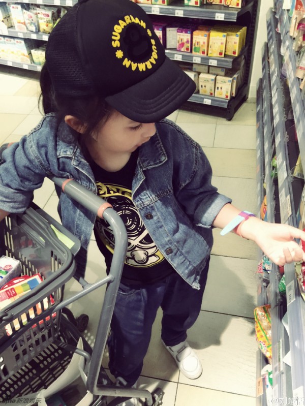 小芈月刘楚恬逛超市 身穿休闲牛仔潮范儿十足