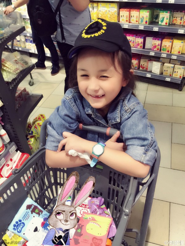 小芈月刘楚恬逛超市 身穿休闲牛仔潮范儿十足