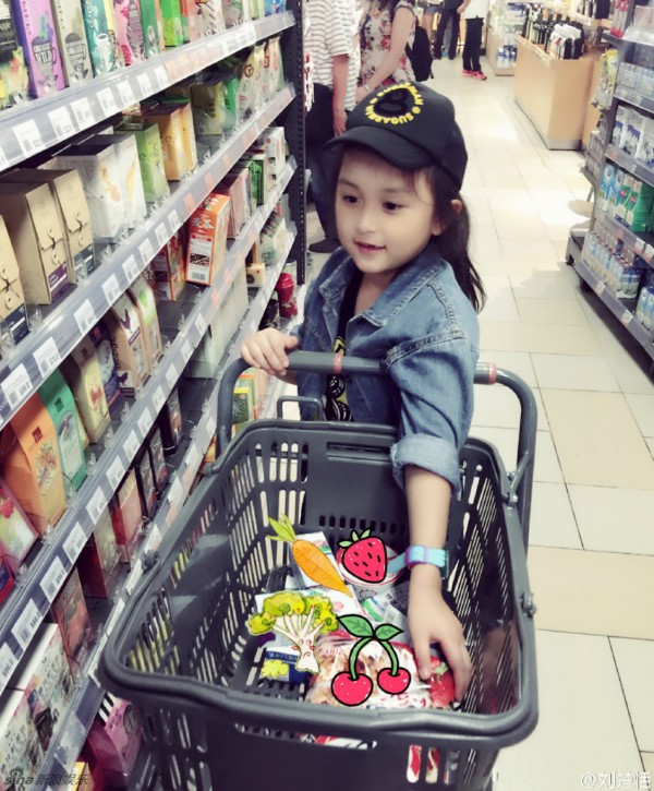 小芈月刘楚恬逛超市 身穿休闲牛仔潮范儿十足
