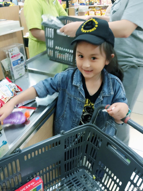 小芈月刘楚恬逛超市 身穿休闲牛仔潮范儿十足