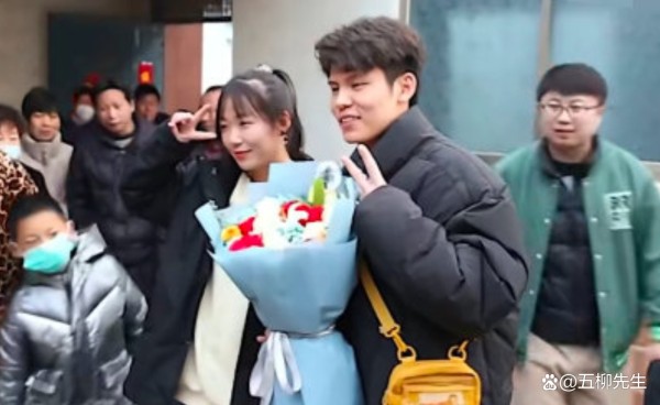 明星回老家过年：章若楠当干妈，王宝强与村民合影，孙怡逛大集