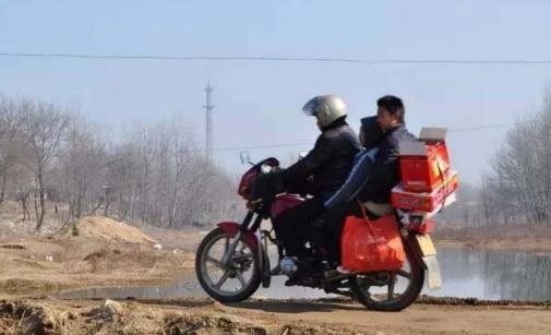 农村过年走亲戚，为何亲戚老送一些山寨礼品？如何处理才不失礼数