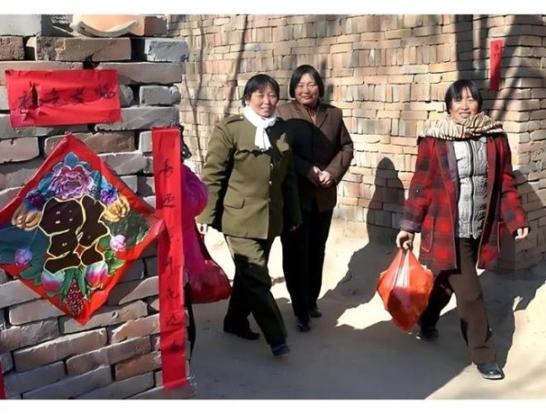 建议过年别走亲戚，平时不联系过年才见面，只说闲话，无趣又尴尬