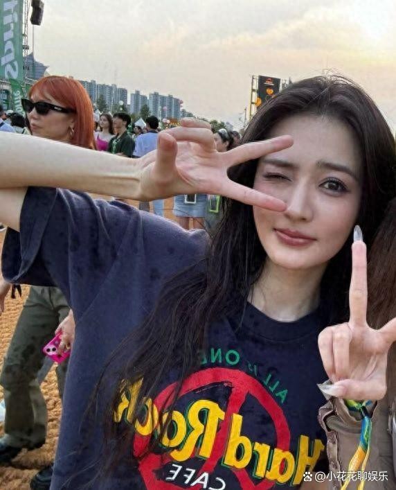 徐璐现身韩国水弹音乐节,与好友玩水枪无偶像包袱,腿上淤青抢镜