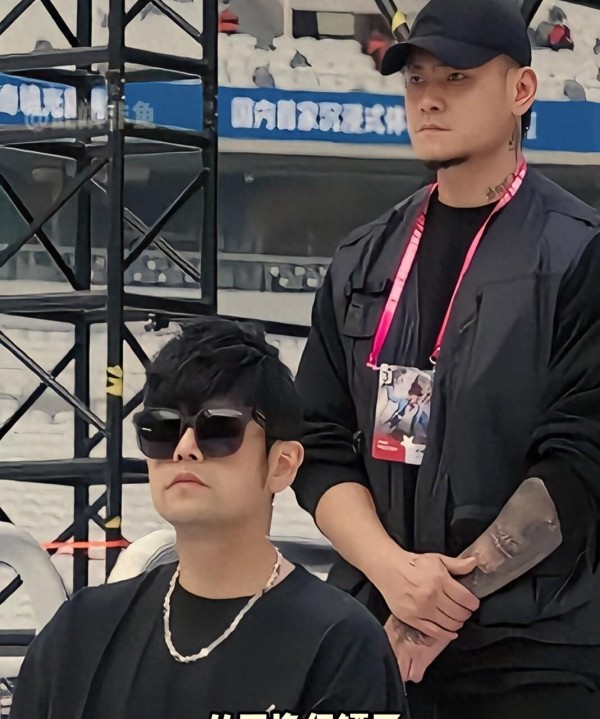 娱乐圈的“异类”合约:周杰伦与保镖夏乐20年不换人的真相