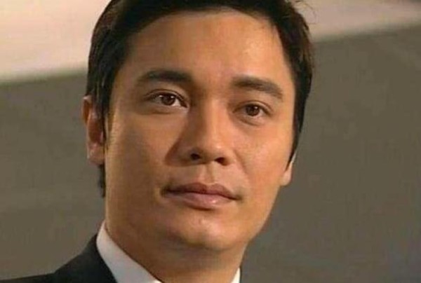 13年京港爱情故事，罗嘉良背井离乡养妻女，不做一哥做直播网红