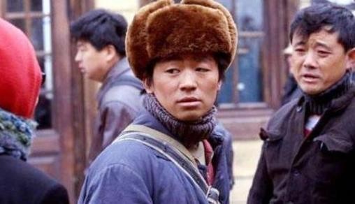 横店3万龙套现状:美女疯抢床戏吃5元盒饭,零片酬只为一夜成名