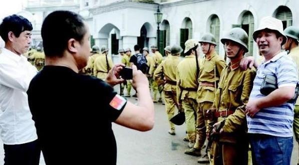 横店3万龙套现状:美女疯抢床戏吃5元盒饭,零片酬只为一夜成名