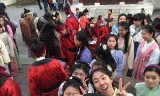 横店3万龙套现状:美女疯抢床戏吃5元盒饭,零片酬只为一夜成名