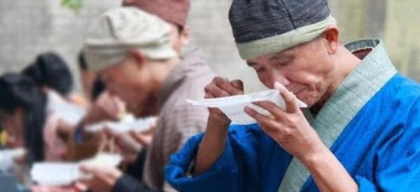 横店3万龙套现状:美女疯抢床戏吃5元盒饭,零片酬只为一夜成名