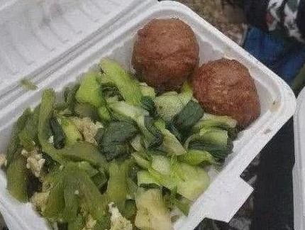 横店3万龙套现状:美女疯抢床戏吃5元盒饭,零片酬只为一夜成名