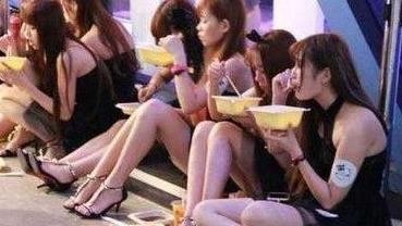 横店3万龙套现状:美女疯抢床戏吃5元盒饭,零片酬只为一夜成名