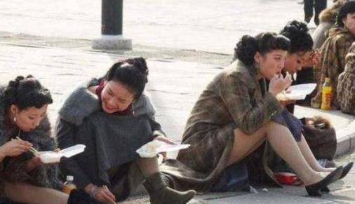 横店3万龙套现状:美女疯抢床戏吃5元盒饭,零片酬只为一夜成名