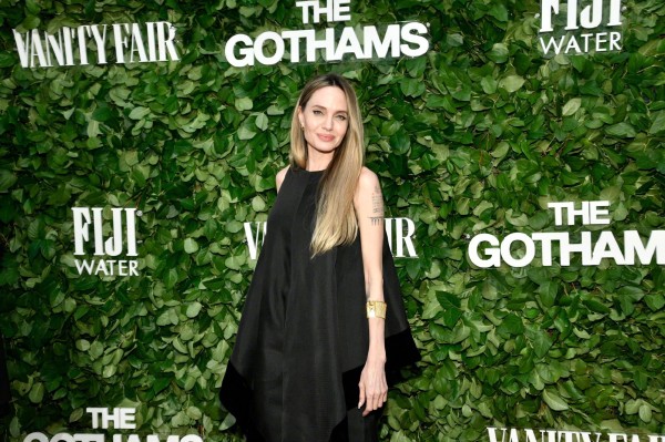 安吉丽娜和布拉德终于签了离婚协议，八年的纷争画上句号