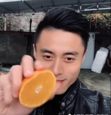 火了石榴哥，又来橘子哥，帅气迷人看到侧脸后，网友：霍建华？