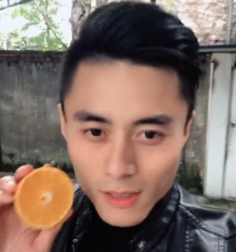 火了石榴哥，又来橘子哥，帅气迷人看到侧脸后，网友：霍建华？