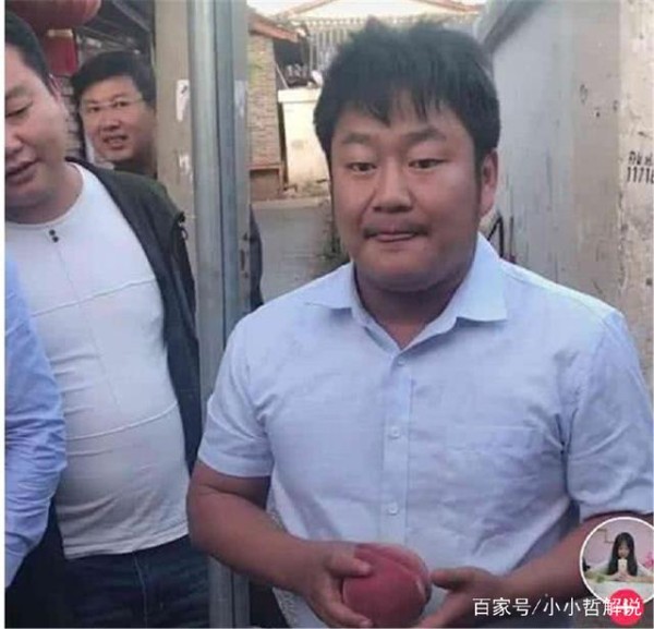 抖音丽江“石榴哥”爆红,人家不仅是卖石榴的,且还是一位老师