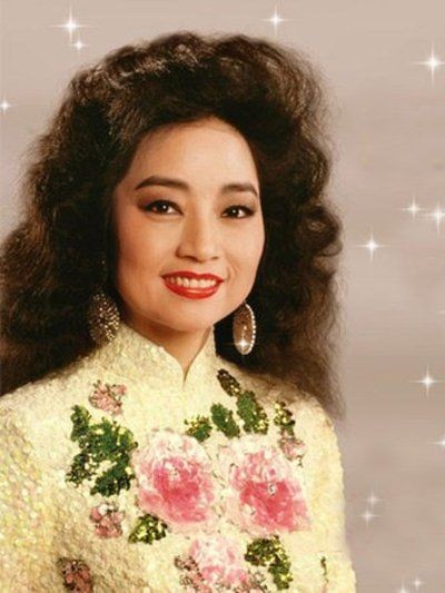 1983年,何鸿燊给徐小凤颁奖,何:挣这么多钱,来照顾我生意呗?