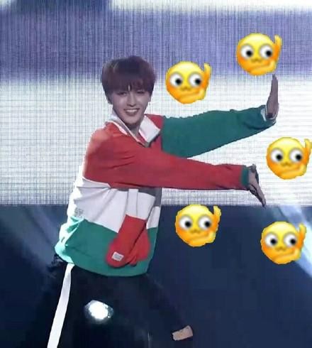 偶像练习生，快本合照，位置有讲究！紧挨何炅不是范丞丞，却是他