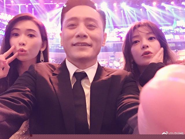 微博之夜大合影C位是这两人,杨幂唐嫣的站位又被说关系崩了