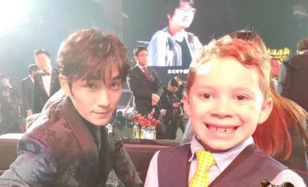 微博之夜大合影C位是这两人,杨幂唐嫣的站位又被说关系崩了