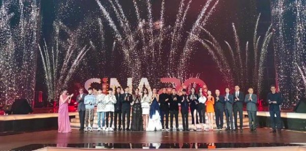 微博之夜大合影C位是这两人,杨幂唐嫣的站位又被说关系崩了