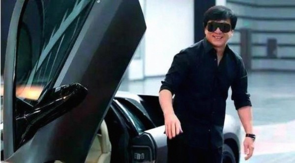 很好奇马云和成龙之间是如何称呼对方的,两个时代巨星身份不同却有怎样的私下交流和幕后故事,揭示他们关系背后的真实面貌