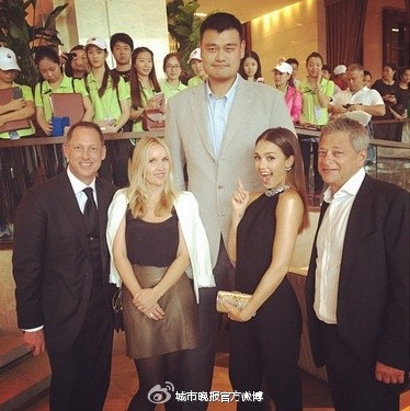 杰西卡·阿尔芭（右二）曾晒出与姚明合影，她的官方身高为1米70