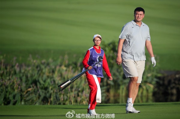 这个球童据说在1米7以上……