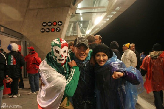 聂远和妻子亲密赴南非看世界杯(资料图)