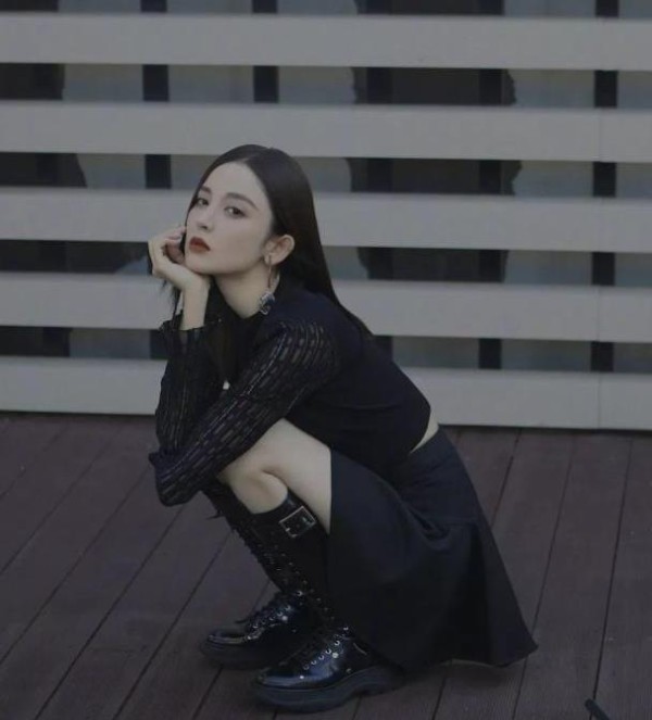 许凯同时和张南、白鹿一起拍戏，两人都是他的前女友，让他很尴尬