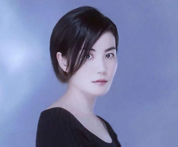 苑说情感:陈坤,信佛了。王菲,信佛了。李连杰,也信了。艺人阿雅干脆直接嫁给了西藏第七世竹庆本乐仁波切。
为什么越来越多的明星信佛?其实,明星和普通人一样,也有自己的喜怒哀乐悲欢离合。平常心看待,就好。一般都是经历了一些事情。
比如胡歌,他的脸,在一次车祸后当时惨不忍睹,他痛不欲生,但是,后来,通过看佛经,他放下了,想通了,不着相了,人活着,要就是自己看到那点东西,那这个世界,到处都是痛苦,一天...