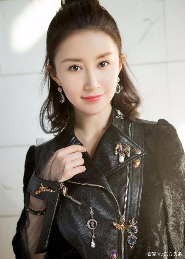 舒畅富豪老公曝光？二人牵手回酒店度良宵，男方是导演撞脸钱枫