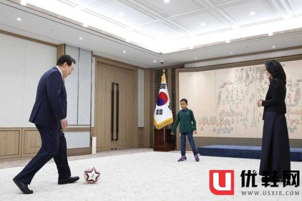 韩国第一夫人这次访问太出彩！和小孩子同框像一家人，穿礼服超美