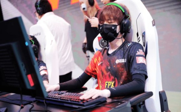 刘青松住院被女粉骚扰，FPX官方坐不住了：呼吁拒绝任何私生行为