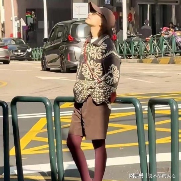 吴昕真的是越来越保守了，紫色丝袜搭配碎花外套变身小姑娘！