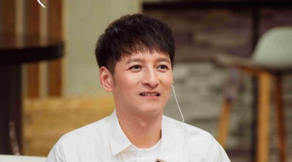 你们注意到了吗,李维嘉和吴昕关系竟然不一般,两个人在快乐大本营上亲近得几乎快要亲上了,细心观众纷纷猜测两人友谊背后隐藏的故事