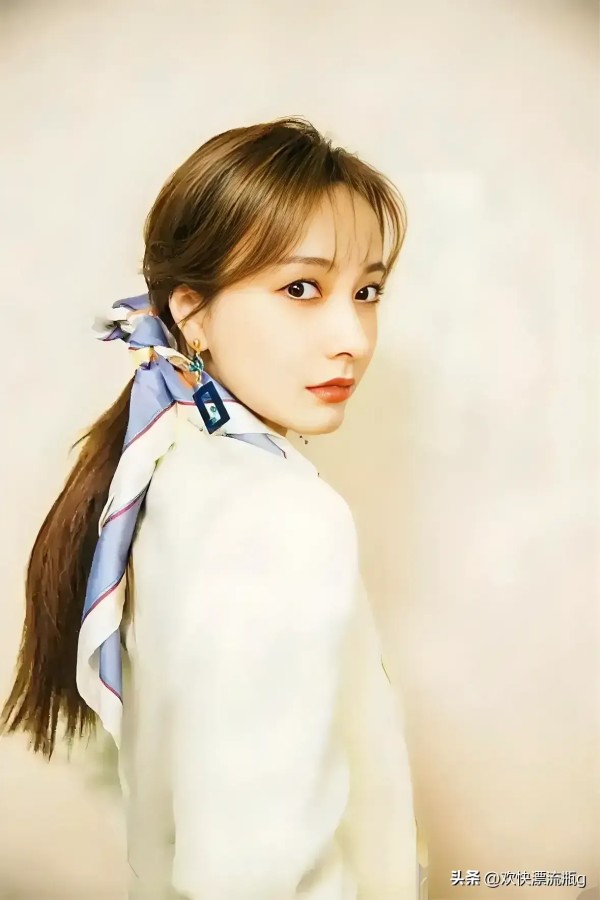 环若司：吴昕的四段感情历程如下：
 
与潘玮柏的“无尾熊CP”
 
在综艺节目《我们相爱吧3》中，吴昕与潘玮柏组成“无尾熊”CP，节目里两人互动频繁甜蜜值爆表，一度让人误以为他们真的在一起了。然而随着节目结束，潘玮柏与宣云恋情曝光，这段感情最终成为观众心中的遗憾。
 
与郑凯的地下恋情
 
吴昕和郑凯因合作电视剧《倾世皇妃》相识，2019年正式传出绯闻，郑凯被拍到穿着家居服出现在吴昕北京家小区的地...