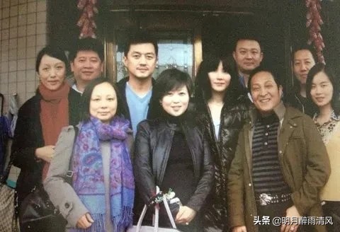 明月暮雨：【袁立讲述明星养小鬼的真实事件 盘点娱乐圈养小鬼的明星们】
        娱乐圈是个势力，利益的大染缸，许多明星除了借助后台关系，靠山，傍大佬之外，还会请——会道术的高人给她他们做法借助某些玄学的神秘力量来为自己增加运势，以获得更多的机会。
      相传很多明星养小鬼，不仅港台地区有，内地也有。
1、2013年有周刊指徐濠萦近3年花了过百万供奉泰国鬼仔，为求绑住老公陈奕迅以及为医好...