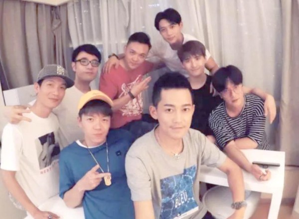 明星跨界与发展：从张杰到马嘉祺的多元路径