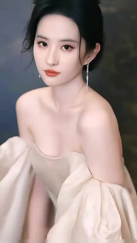 刘亦菲绝美写真镜头，身材曼妙迷人犹如一道靓丽的风景，清纯性感