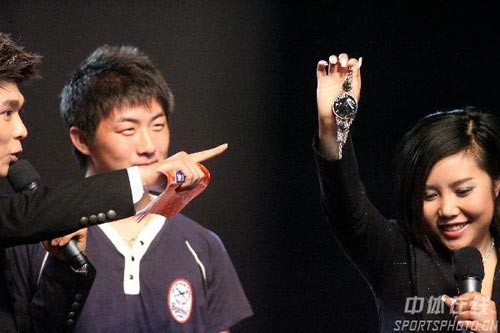 崔鹏一掷千金博偶像一笑重金购得纪敏佳随身饰物(图)