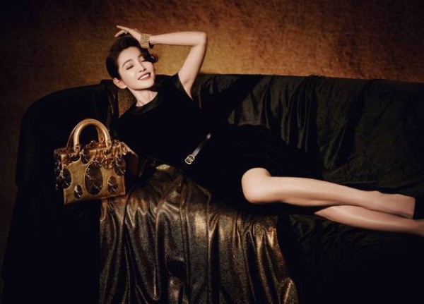 李冰冰穿黑色丝绒连衣裙，姿态慵懒。