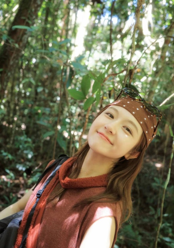 李兰迪头顶树叶。